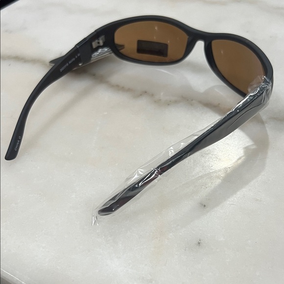 Foster Grant Black Leopard Sunglasses with Dark Lenses - Picture 6 of 9